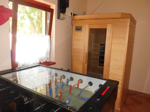 Csocsóasztal és kétszemélyes infraszauna