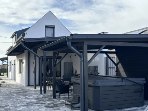 Fedett terasz alatt nyári konyha és jacuzzi szolgálja a kényelmet