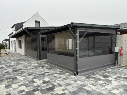 A nyaraló terasza ponyvával téliesíthető hidegebb időben