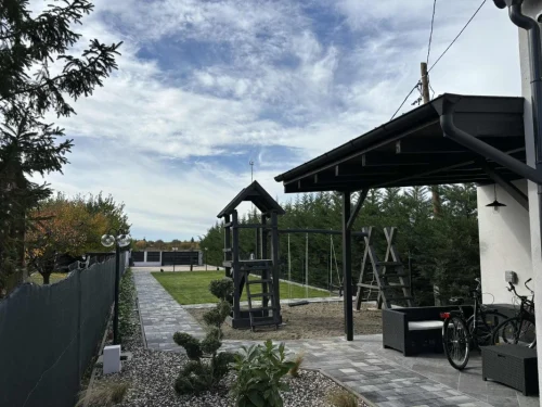 Gondozott, térkövezett urvarban gyermekjátszótér is helyet kapott