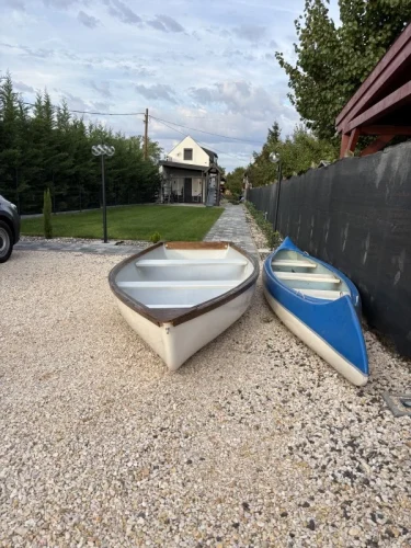 A nyaralóhoz tartozó csónakkal és kenuval beberangolható a vízpart