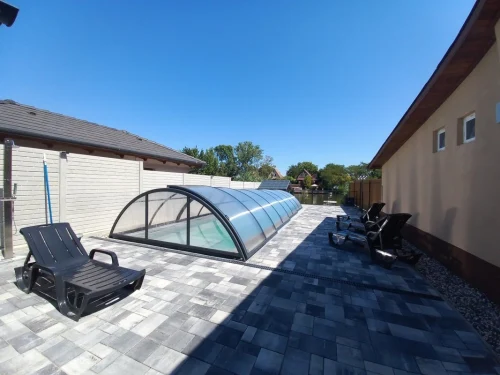 8,3 x 3,8 méteres, 1,3 méter mély medence a kertben