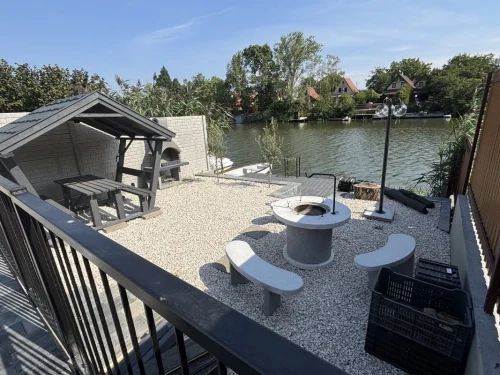 Kerti sütögető, filagória a vízpart mellett 