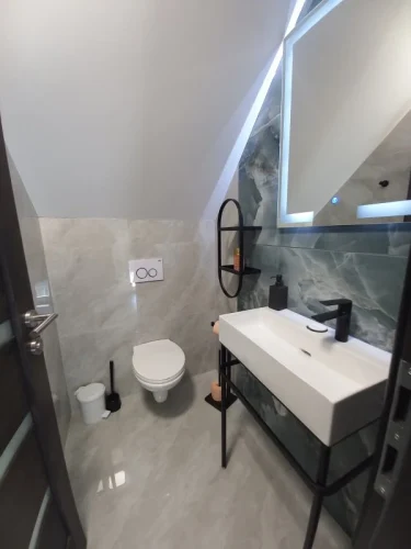 Az emeleti fürdőszobák egyike