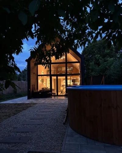 Ékszerdoboz a vízparton, esti fényekben