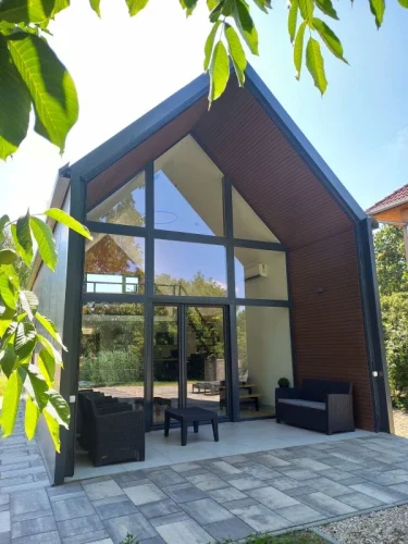 Az impozáns, vízpartra nyíló üvegfalak páratlan vízparti panorámát nyújtanak