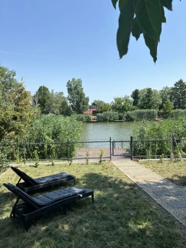 Pihenés az árnyékban, vízparti kilátással