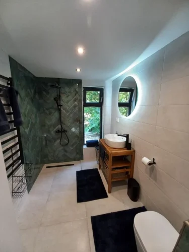 Fürdőszoba a földszinten walk-in zuhanyzóval