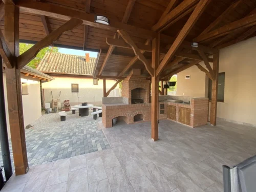 Hangulatos, fedett nyári konyha és szalonnasütögető a kertben