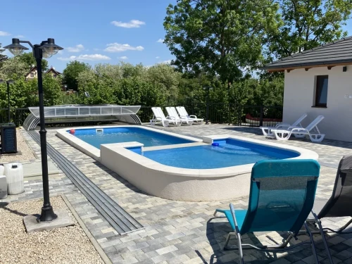 Süllyesztett gyermek- és felnőttmedence a kertben