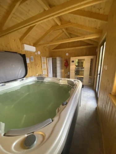 Külön wellness részleg 6 személyes jacuzzival, infraszaunával, tusolóval