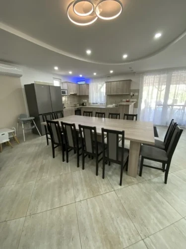 Amerikai konyhás nappali tágas étkezővel