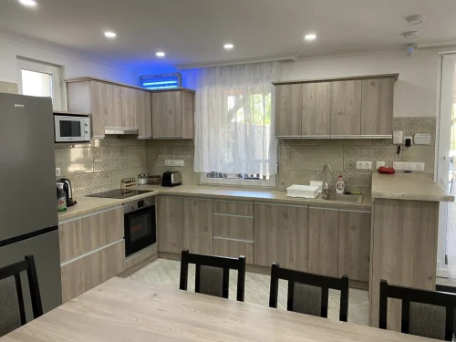 Modern, teljesen felszerelt konyha