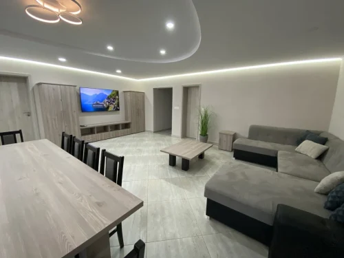 Nappali plazma TV-vel, 200 csatornával, hangulatvilágítással