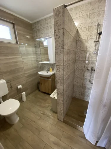 A 6 fürdőszoba egyike (mindegyik hasonló stílusban készült)