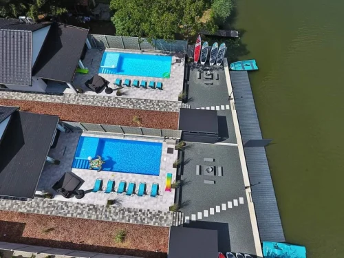 Duplatelken található ikernyaraló átjárható kerítéssel, max. 32 fő részére 4 apartmanban