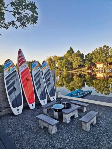 SUP-ok és csónak illetve vízibicikli a vízparton