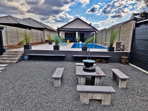 Mindkét telken sütögető és 3,5 m x 9 m méretű, szezonálisan fűthető medence