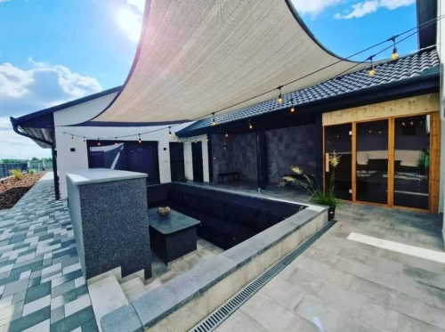 Süllyesztett közösségi tér mindkét telken, az apartmanok között