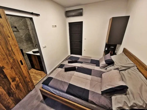 A 12 hálószoba egyike