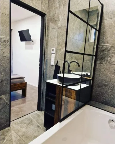 A 12 fürdőszoba egyike