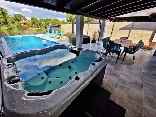 5 személyes jacuzzi a teraszon, kilátással a vízpartra