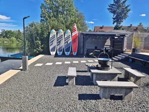 Vízparton található kerti sütögető, bográcsozó, és 4 db SUP