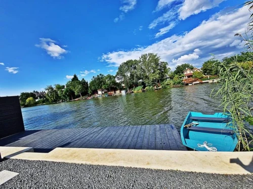 Stég, a nyaralóhoz tartozó csónakkal
