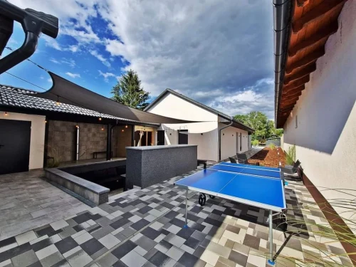 A két apartman közötti süllyesztett közösségi tér és pingpong asztal