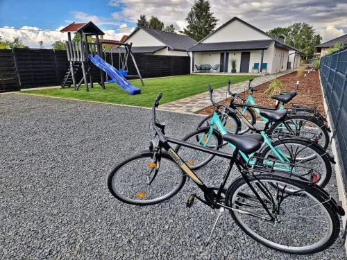 Utcafront felőli udvar játszótérrel és 4 db kerékpárral