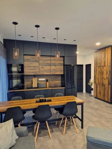 Modern, jól felszerelt konyha és étkező