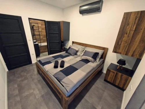 Franciaágyas, klimatizált hálószoba saját, fürdőkáddal felszerelt fürdőszobával