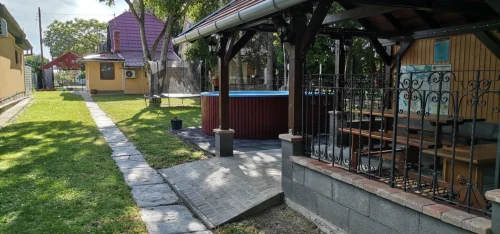 Klimatizált nyaraló a kert felől: trambulin, medence, terasz