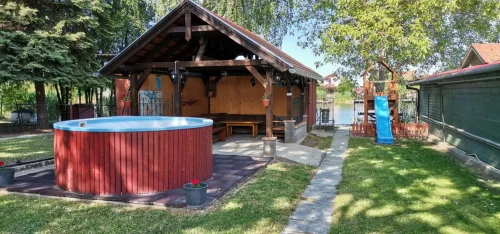 A 3 méter átmérőjű medence a kertben is a felfrissülést szolgálja