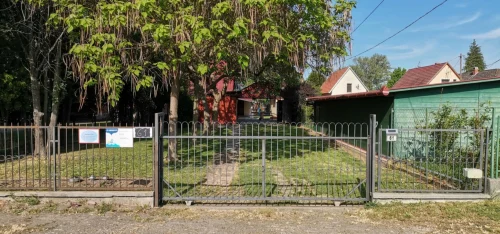 Nyaraló az utcafront felől