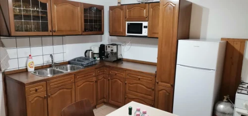 Földszint: teljesen felszerelt konyha