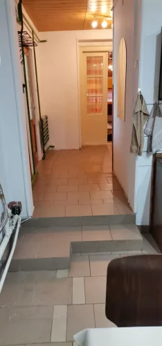 Közlekedőből konyhába vezető lépcső