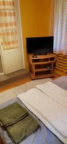 Földszinti hálószoba TV-vel