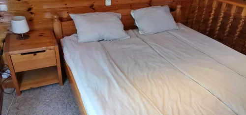 Franciaágyas hálótér