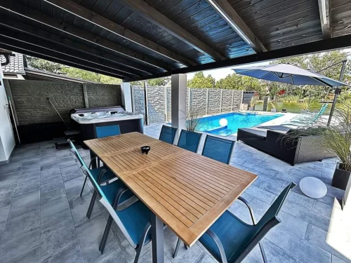 Kilátás a teraszról a medencére, vízpartra