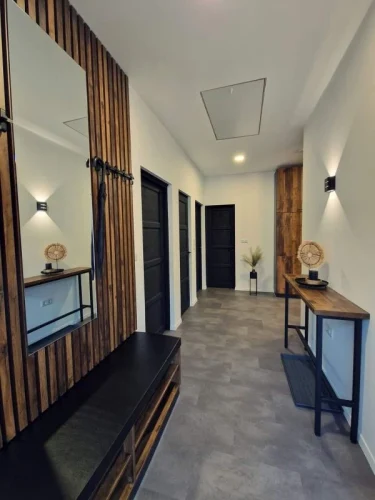 A hálószobák mindegyike az előtérből közelíthető meg (apartmanként 3 hálóval)