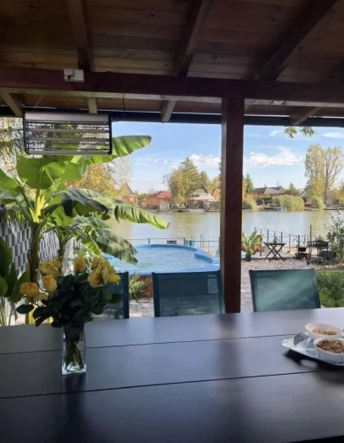 Hangulatos terasz kilátással a Holt-Körösre és a mediterrán kertre