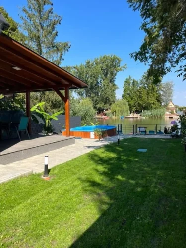 Gondozott kert medencével, zárt vízparttal