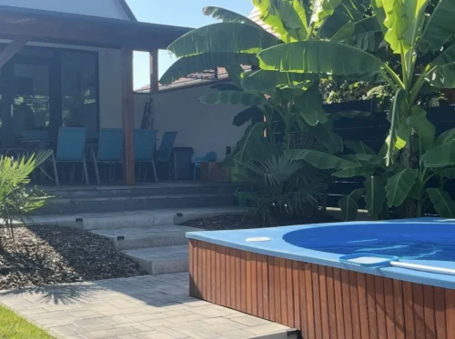 Fűthető medence és fedett terasz