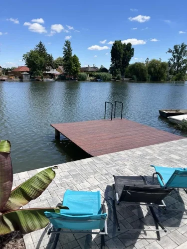 Kilátás a vízpartra