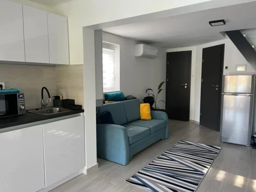 Nappali kihúzható ülőgarnitúrával és konyha