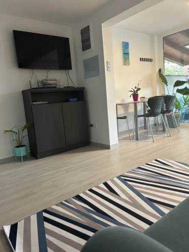 Falra szerelt TV-vel ellátott nappali