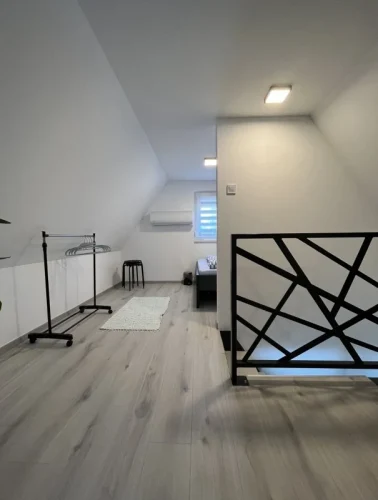 Fallal elválasztott hálótér az emeleten