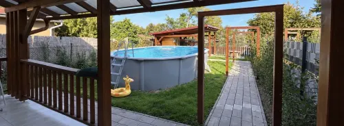 650 cm x 300 cm x 120 cm-es, szezonálisan üzemelő medence a kertben