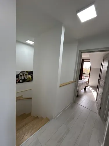 Emeleti közlekedő: innen 3 franciaágyas hálószoba és egy fürdőszoba nyílik